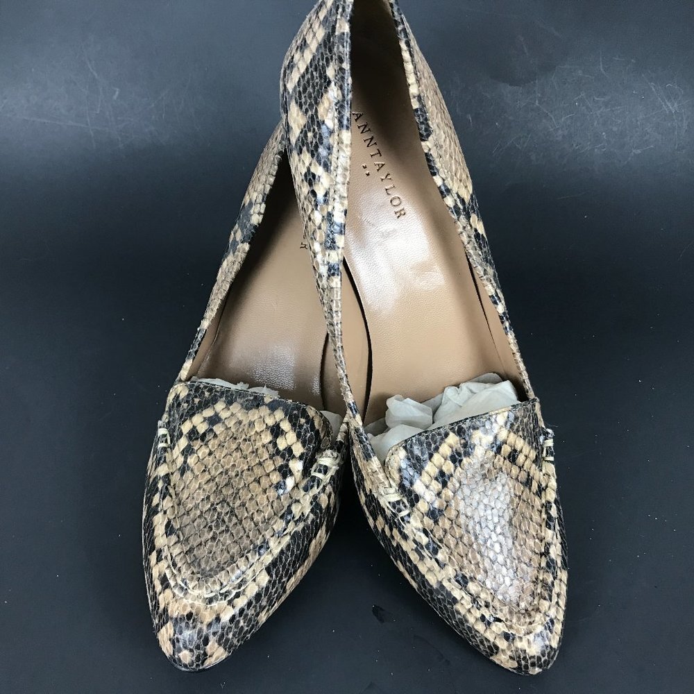 Ann Taylor Outlet, NWOT black and tan reptile embossed leather Heels US 8.5
